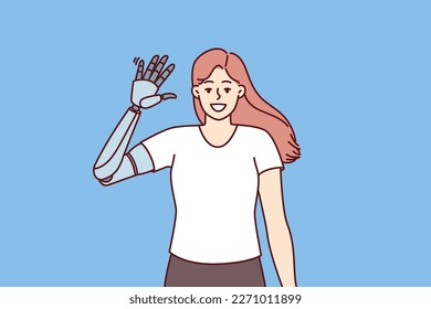 Frohes Mädchen Wellen Prothese Hand zu zeigen neue mechanische Roboter Hand auf der Grundlage von innovativen Technologien. Frau, die bei einem Autounfall oder Unfall den Arm verloren hat, begrüßt Sie mit neuer Prothese