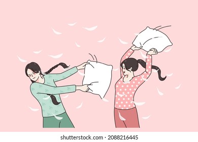 Las novias felices se divierten con almohadas en la fiesta de pijama en casa. Las chicas sonrientes se sienten locas con una pelea de almohadas en la sesión de dormir en casa el fin de semana. El concepto de amistad. Ilustración vectorial plana. 