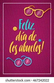 Happy Grandparents Day Greeting Card. Spanish Calligraphy Poster  on Pink Knitted Background with Glasses and Buttons