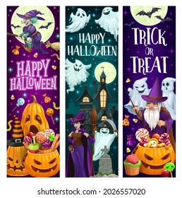 Fröhliche Halloween-Cartoon-Vektorbanner. Rotzunge in violettem Kleid mit Besenholz, Kürbis in Jakobsform und spokigem Geist auf sputierten gruseligen Burg auf Friedhof in der Nacht. Trick oder Leckerbissen, Süßigkeiten für Feiern