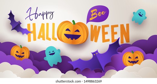 Fröhlicher Halloween-Grußbanner oder eine Feiereinladung mit Holiday-Kalligrafie, Wolken, Kürbissen, Fledermäusen und süßen Geistern auf weißem violettem Hintergrund. Papierschnitt-Stil. Muster für Werbung, Verkauf