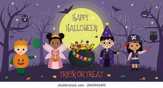 Feliz Halloween. Personajes infantiles de Halloween con diferentes disfraces al fondo de la luna llena y árboles por la noche. Caricatura, vector