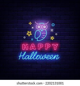 Feliz etiqueta de neón de Halloween. Señalizador brillante. Icono de búho con letras. Cartel de las festividades aterradoras. Publicidad en el atardecer brillante. Diseño de tarjetas de felicitación. Decoración de temporada. Ilustración de material vectorial