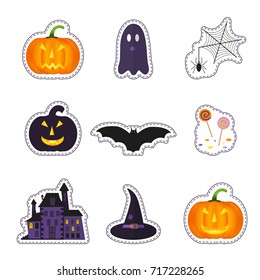 Insignias del remiendo de Halloween feliz con el fantasma, la calabaza, el murciélago, la araña, el caramelo y otros símbolos de las vacaciones. Ilustraciones aisladas - ideal para pegatinas, bordados, insignias.