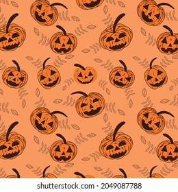 Happy Halloween calabazas sin fisuras con hojas en un fondo naranja claro . Ideal para la decoración de Halloween, fondo, textura, afiches, papel de envoltura de regalo y libro de recortes 