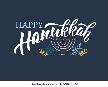 Happy Hanukkah Hand Schreiben Text. Moderne Pinselkalligraphie und Illustration jüdischer Feiertagssymbole menorah und Kerzen im Doodle-Stil auf blauem Hintergrund. Vektorfarbige Illustration