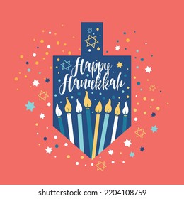 Feliz Hanukkah, tarjeta de saludo del Festival de Luces Judío con símbolos Chanukah dreidels, girando top, lettering, velas de menorah, estrella David. Vector. Feliz Hanukkah en hebreo.