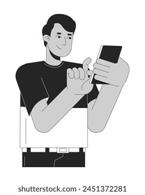 Hombre indio feliz que toca el teléfono blanco y negro 2D línea de personaje de dibujos animados. Masculino del sur de Asia usando el teléfono inteligente aislado de la persona del contorno del Vector. Hombre en el teléfono celular monocromático ilustración de punto plano