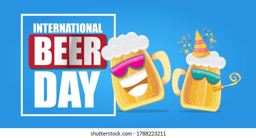 Feliz Día Internacional de la cerveza, banner horizonatal con dibujos animados amigos graciosos de la cerveza con gafas de sol aislados en fondo azul. Afiche de historieta del Día Internacional de la cerveza