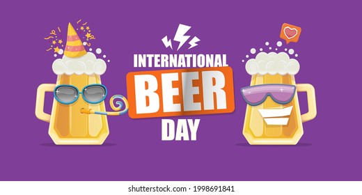 Feliz Día Internacional de la cerveza, banner horizonatal con dibujos animados, graciosos personajes de amigos con lentes de sol aislados en fondo violeta. Afiche de historieta del Día Internacional de la cerveza