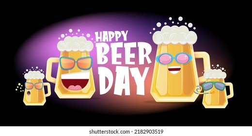 Feliz Día Internacional de la cerveza, pancarta horizontal con dibujos animados, graciosos amigos de la cerveza con gafas de sol aislados en el fondo negro. Afiche del cómic del Día Mundial de la cerveza, etiqueta