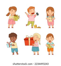 Niños felices con cajas de regalo. Niños y niñas pequeños desempacando presenta ilustración vectorial de dibujos animados