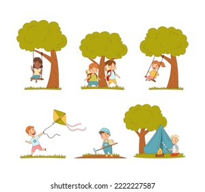 Niños felices realizando actividades al aire libre de verano. Pequeños niños y niñas que balancean, acampan, cometas voladoras ilustraciones vectoriales