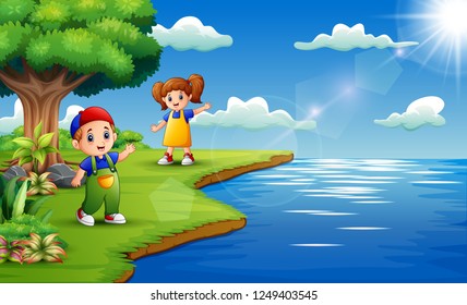 Niños felices jugando en la orilla del río