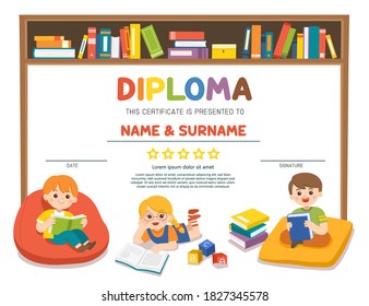 Los niños felices leen libros y estudian junto con una biblioteca multicolor. Plantilla para folleto publicitario. Plantilla para diploma de certificado para niños.