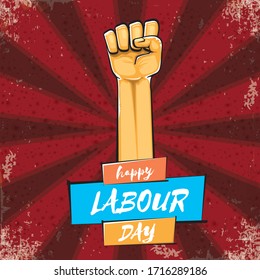 Feliz etiqueta vectorial del día laboral con puño de mano naranja fuerte aislado en fondo rojo grueso con rayos. fondo vectorial feliz del día del trabajo con mano del hombre. diseño de afiches de los trabajadores rojos