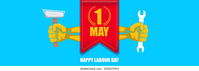 Etiqueta del vector feliz día laboral con puño naranja fuerte sobre fondo horizontal azul. fondo del día de trabajo feliz vector o banner horizontal con mano de hombre. afiche del día del trabajador