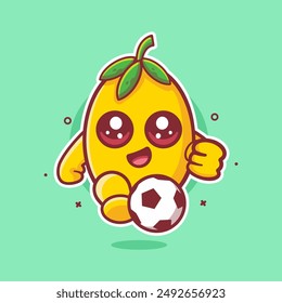 mascota feliz del personaje de la fruta del limón jugando al fútbol