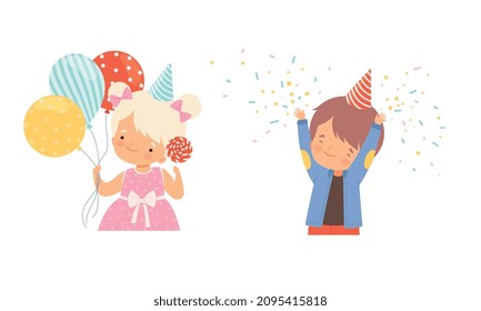 Happy Little Boy and Girl Trading Cone Geburtstag Hut Holding Balloons und Bonbons über Holiday Vector Set