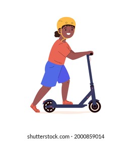 Niña feliz con un casco montando moto eléctrica. Carácter infantil moderno conduciendo transporte eco-urbano. Deportes activos y paseos. Ilustración vectorial plana de color aislada en fondo blanco.