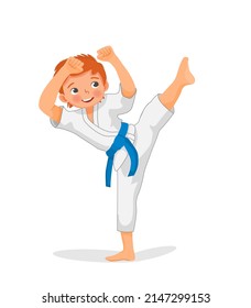 niño feliz de karate con cinturón azul mostrando técnicas de ataque pateado posa en la práctica de entrenamiento de arte marcial