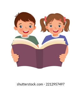 niño y niña feliz sosteniendo la lectura de un libro grande juntos