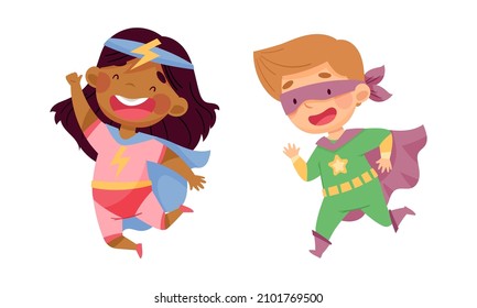 Niños pequeños felices vistiendo disfraces de superhéroes. Niños divirtiéndose en carnaval o fiesta de cumpleaños ilustración vectorial