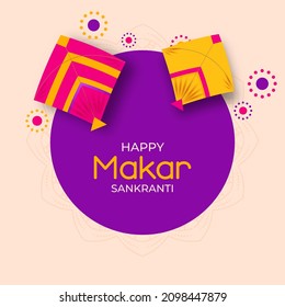 Happy Makar Sankranti Konzept mit zwei Kite auf Pfirsich und violettem Hintergrund.