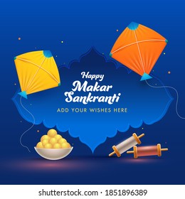 Happy Makar Sankranti Wunschkarte mit Kites, String Spools und Laddu Bowl auf blauem Hintergrund.