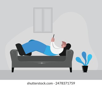 Hombre feliz en el sofá con su teléfono inteligente, relajándose en el sofá en casa