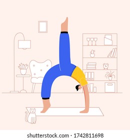 Un hombre feliz realiza un ejercicio de yoga en línea en casa en una habitación con un gato. Caricatura masculina adulta. Ilustración vectorial plana de color. Concepto de estilo de vida saludable para afiches y pancartas.