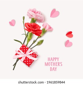 Feliz día de las madres, texto de saludo. Plantilla de diseño de vacaciones con flores de clavel rosadas realistas, caja de regalo y corazones de papel sobre fondo rosado. Ilustración de material vectorial.