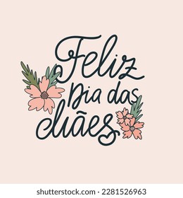 Happy Mother's day in Portuguese greeting card. Feliz dia das maes handwritten text. Calligraphy design decorated with flowers for moms holiday. Vector design for poster, banner, social media.