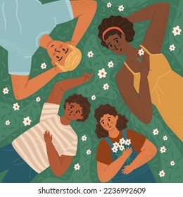 Feliz familia multirracial tendida en un pasto en el parque. Ilustración vectorial de concepto familiar multicultural. Mujer negra y hombre blanco con dos hijos mixtos. Tiempo de familia de verano