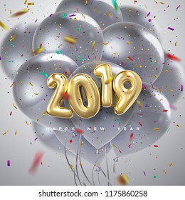 Feliz Año Nuevo 2019. Ilustración vectorial de los números metálicos dorados 2019, globos de plata voladores y partículas de confeti. Signo 3D realista. Afiche festivo o diseño de pancartas