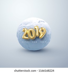 Feliz Año Nuevo 2019. Imagen vectorial de los números dorados de 2019 y bola de nieve realista. Decorativo elemento de invierno. Esfera fría congelada. Ornamento festivo de Año Nuevo