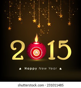 Feliz Año Nuevo 2015 texto con lámpara de luz de aceite iluminada de color rosa y estrellas colgantes sobre un brillante fondo marrón.