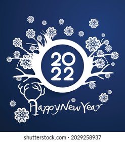 Schönes neues Jahr 2022 Hintergrund. Goldene glänzende Zahlen mit Konfetti und Bändern auf schwarzem Hintergrund. Urlaubsgrußkartendesign.