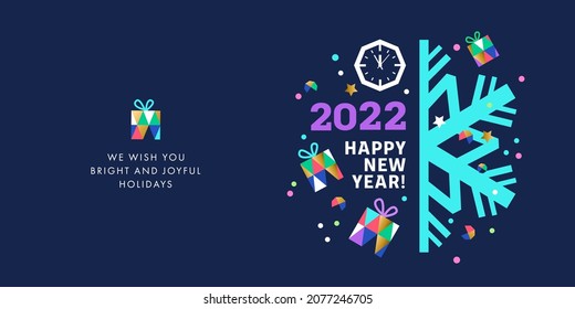 Feliz Año Nuevo 2022: banner, tarjeta de saludo, afiche, portada de vacaciones. Diseño navideño moderno en estilo geométrico con patrón triangular, cara de reloj, regalos, copo de nieve y confeti en fondo azul oscuro