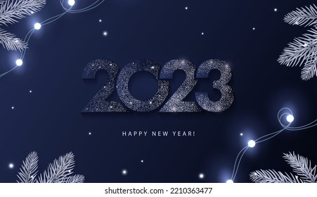 Feliz Año Nuevo 2023 hermoso diseño brillante de números sobre fondo azul oscuro con luces, ramas de pino y nieve en caída brillante. Banner de invierno moderno, cartel o plantilla de tarjetas de felicitación