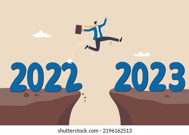 Feliz año nuevo 2023, esperanza de éxito empresarial, resolución o oportunidad de año nuevo, motivación y concepto de goce de trabajo, feliz empresario salta por la brecha entre 2022 y 2023.