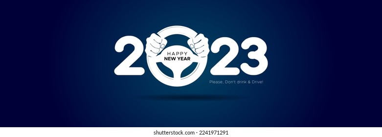 Gute Neujahrszahl 2023 mit kreativem Konzept für die Straßenverkehrssicherheit. Frohes Neujahr 2023 Text mit Hand Halten Lenkrad und Massage auf nächtlichem Hintergrund.