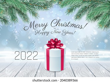 Glückliche Silvester-Karte mit Text und Weihnachtskiefer. 2022 Frohe Weihnachtsbanner mit Geschenkbox auf Holzboden auf unscharfem Hintergrund und Schneeflocken unter realistischer Vektorgrafik
