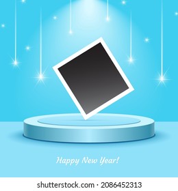 Feliz Año Nuevo nuevo bandera vectorial de vacaciones con texto. Fondo azul con estrellas en caída. ¡Haz un deseo! Estudio azul cielo con plataforma, marco fotográfico vintage. Plantilla de diseño de felicitaciones brillantes. Color de moda.