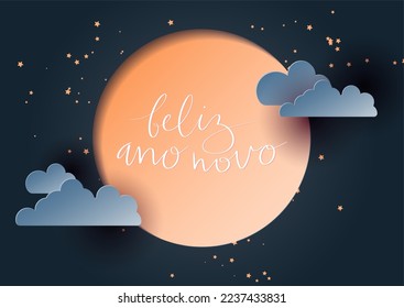 Feliz Año Nuevo en portugués Feliz Ano Novo, caligrafía escrita a mano. Luna, nubes y estrellas dibujadas a mano. Arte de plantilla de banners web vectores