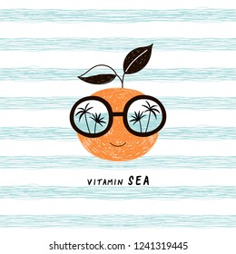 personaje de fruta naranja feliz en gafas de sol con reflexión sobre horizonte costero, ilustración de estilo dibujo a lápiz para afiche de niños y diseño de pantalones T verano, fondo de rayas marinas