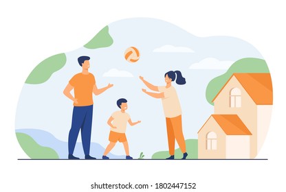 Padres felices jugando a la pelota con ilustración vectorial plana de niños. Padre, madre e hijo de caricaturas divirtiéndose juntos cerca de casa. Vacaciones familiares activas, juego deportivo y concepto de estilo de vida saludable