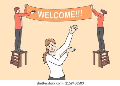 Gente feliz colgando banner de bienvenida invitando a los visitantes a una fiesta o celebración. Los sonrientes anfitriones decoran la entrada de la casa, dando la bienvenida a los clientes o a los transeúntes. Ilustración vectorial. 