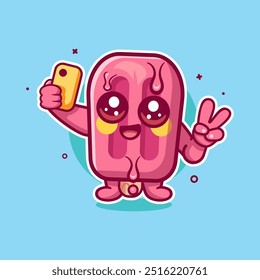 Mascota de personaje de helado de paleta rosa feliz tomando una selfie con un dibujo animado aislado de teléfono inteligente