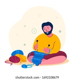 Feliz y relajado hombre adulto en un ambiente acogedor. Interesado hombre jugando aguja. Persona sonriente cuida una ropa sudadera, lana yarn. Entusiasmo, Hobby Favorito.Ilustración Vectorial Plana.